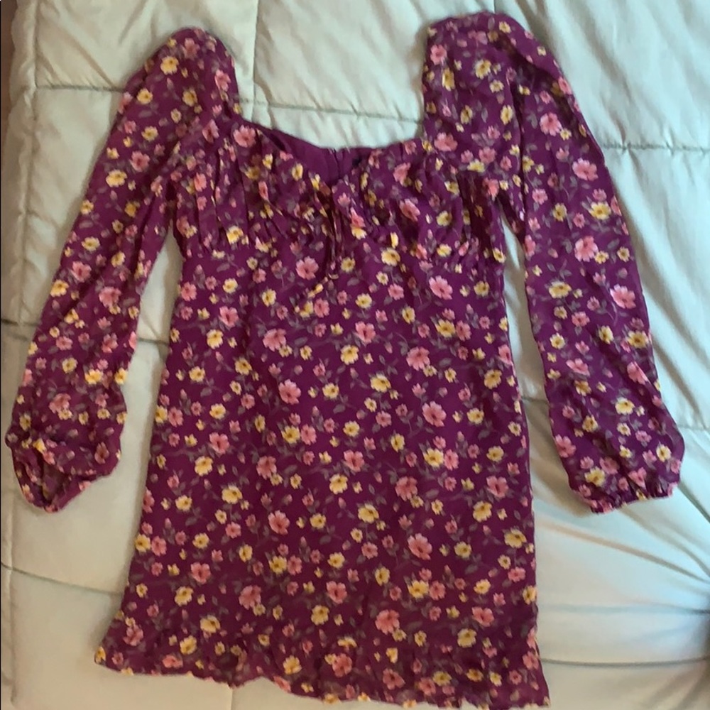 Floral short dress. Long sleeves.